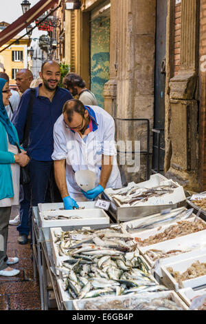 Poissonnier sur Via Drapperie dans le Quadrilatero historique market district, Bologne, Émilie-Romagne, Italie Banque D'Images