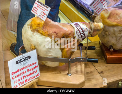 Ensemble de jambon dans une boutique du centre-ville, Bologne, Émilie-Romagne, Italie Banque D'Images