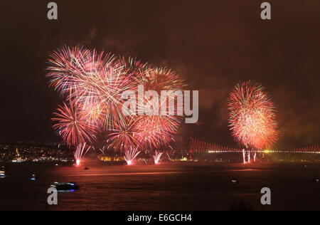 D'artifice sur le détroit du Bosphore, Istanbul Banque D'Images