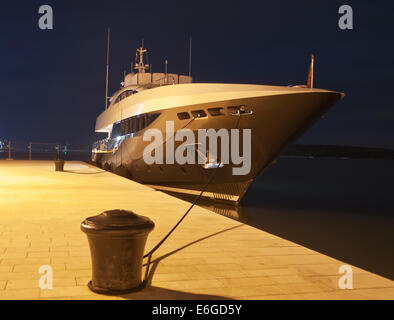 Yacht de luxe moderne dans le port d'ancrage Banque D'Images