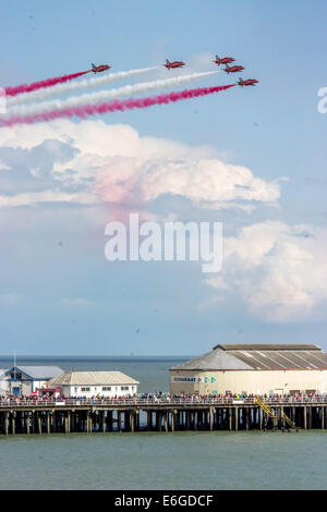 Clacton On Sea, Essex, Royaume-Uni. Le 22 août, 2014. Clacton Air Show. Des flèches rouges plus Clactons pier Crédit : Darren Attersley/Alamy Live News Banque D'Images