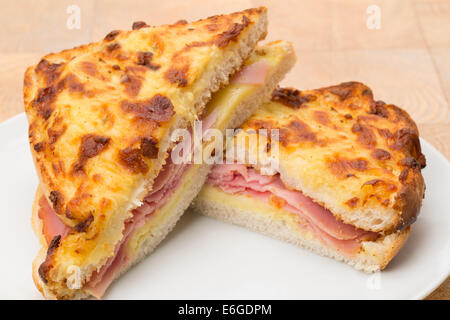 Un sandwich au jambon grillé et fromage ou panini - studio shot Banque D'Images