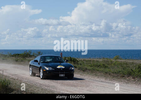 Jaguar XK8 (1997) en voiture oldtimer rally sur l'île suédoise d'Öland Banque D'Images