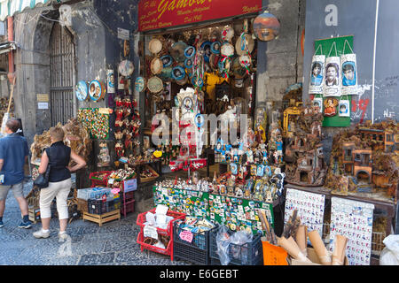 Boutique de bébé traditionnel à Naples, Saint Gregorio Armeno, Nativité, et avec diverses ilariuos petite statue. Naples, Campan Banque D'Images