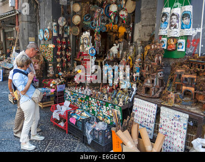 Boutique de bébé traditionnel à Naples, Saint Gregorio Armeno, Nativité, et avec diverses ilariuos petite statue. Naples, Campan Banque D'Images