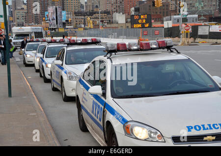 Les voitures de police de la ville de New York s'aligner le bord de la route dans la ville de New York Banque D'Images