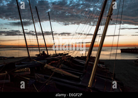 Bateaux de pêche dans un coucher de soleil, Whitstable Banque D'Images