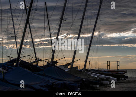 Bateaux de pêche dans un coucher de soleil, Whitstable Banque D'Images