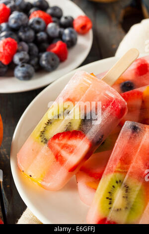 Fruits sains les sucettes glacées aux fruits rouges et de Pêches Kiwi Banque D'Images