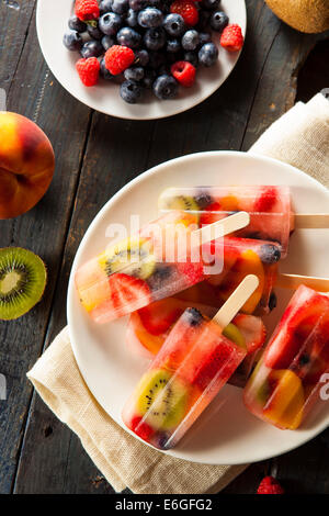 Fruits sains les sucettes glacées aux fruits rouges et de Pêches Kiwi Banque D'Images