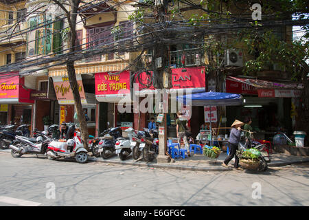 Emmêler les fils électriques dans la ville de Hanoi, Vietnam Banque D'Images