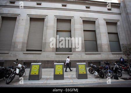 Buenos Aires, Argentine. 22 août, 2014. Un homme marche par trois conteneurs de déchets souterrain dans la ville de Buenos Aires, Argentine, le 22 août 2014. La ville de Buenos Aires a lancé de nouveaux Conteneurs enterrés Conteneurs système, une nouvelle modalité qui consiste en l'élimination, le stockage et la collecte des déchets de la chambre, à travers les conteneurs installés sous terre, ce qui permet une grande capacité de collecte des déchets, et qu'il aide dans la réduction des mauvaises odeurs, de prévenir et d'éviter la manipulation, sac de contamination visuelle, selon la presse locale. © Martin Zabala/Xinhua/Alamy Live News Banque D'Images