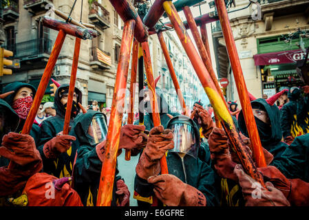 21 août, 2014. Barcelone, Espagne : les enfants en costumes diable rassembler pour avoir leurs craquelins au feu allumé pendant la 'Correfocs enfants à la "Festa Major de Gracia'. Banque D'Images