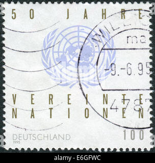 Allemagne - circa 1995 : timbre-poste imprimé en Allemagne, au 50e anniversaire de l'ONU, montre un emblème, circa 1995 Banque D'Images