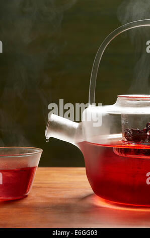 Fleurs d'Hibiscus thé dans une théière en verre Banque D'Images