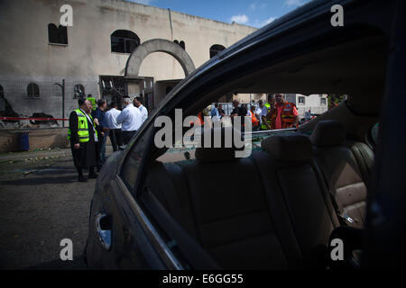 Frontière de Gaza, ville israélienne à la frontière de Gaza. 22 août, 2014. Une voiture endommagée à côté d'une synagogue juive a été touchée par une roquette lancée de la bande de Gaza à Ashdod, ville israélienne du sud en bordure de Gaza, le 22 août 2014. Un garçon de 4 ans a été tué vendredi soir par un tir de mortier sur le sud d'Israël, Magen David Adom, la Croix-Rouge, dit de Xinhua. © Albert/JINI Sadikov/Xinhua/Alamy Live News Banque D'Images