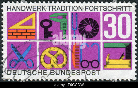 Allemagne - circa 1968 : timbre-poste imprimé en Allemagne, montre les symboles de divers métiers, vers 1968 Banque D'Images