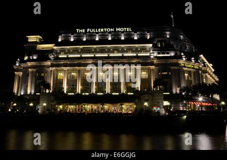 Photo de nuit de Fullerton Hotel (ex-General Post Office Building) bâtiment dans Singapore River's Boat Quay Banque D'Images