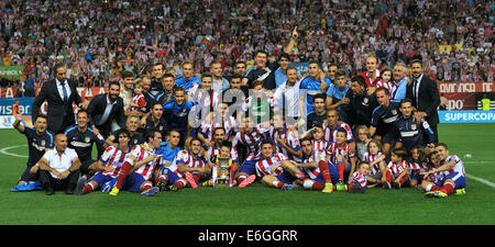 Damas. 22 août, 2014. Les joueurs de l'Atletico Madrid et le personnel de célébrer avec le trophée de la Super Coupe d'après leur match de la Super Coupe d'Espagne contre le Real Madrid au Stade Vicente Calderon à Madrid le 22 août 2014. L'Atletico Madrid a gagné 1-0. Credit : Xie Haining/Xinhua/Alamy Live News Banque D'Images