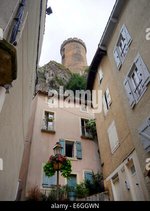 Vieilles rues dans la ville de Foix, France, avec Castle (château) Banque D'Images