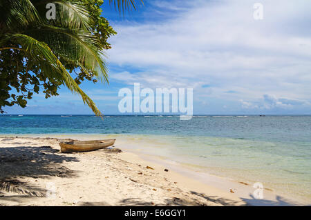 Plage tropicale d'une île des Caraïbes avec une pirogue sur le sable, Zapatilla cays, Panama Banque D'Images