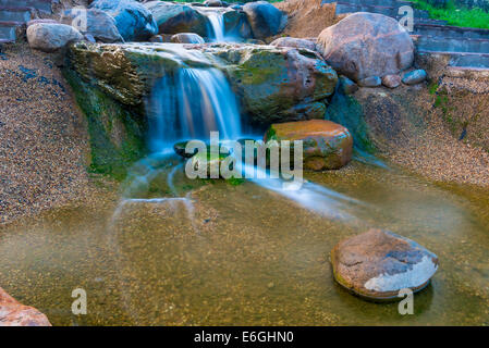 Belle cascade naturelle tourné au lever du soleil Banque D'Images