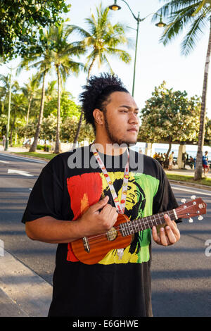 Hawaii,Hawaiian,Honolulu,Waikiki Beach,Kalakaua Avenue,homme hommes,jouer ukulele,USA,Etats-Unis,Etats-Unis,Amérique Polynésie,HI140325095 Banque D'Images