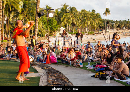 Hawaii,Hawaiian,Honolulu,Waikiki Beach,Kuhio Beach Park,Hyatt Regency Hula Show,artistes,homme gratuit hommes,soufflant conch Shell,audience,USA,US,Unite Banque D'Images