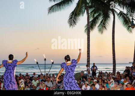 Hawaï, Hawaiian, Honolulu, Waikiki Beach, Kuhio Beach Park, Hyatt Regency Hula Show, événement gratuit, public, observation, eau de l'océan Pacifique, adultes femme Banque D'Images