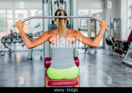 Jolie jeune femme dans la salle de sport de formation Banque D'Images