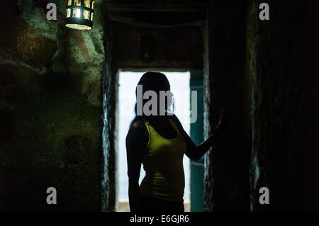 Dakar, Sénégal. 22 août, 2014. Les touristes visitent la porte de Non Retour à la Chambre d'Esclave sur l'île de Gorée, à trois kilomètres à l'est de Dakar, capitale du Sénégal, le 22 août, 2014. L'île de Gorée, réputé pour son commerce d'esclaves de l'Atlantique, l'histoire est l'une des destinations les plus populaires pour les touristes au Sénégal. © Li Jing/Xinhua/Alamy Live News Banque D'Images