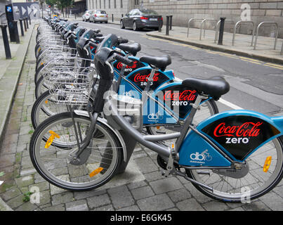 Location de vélos Dublin avec publicité Coca-cola Banque D'Images