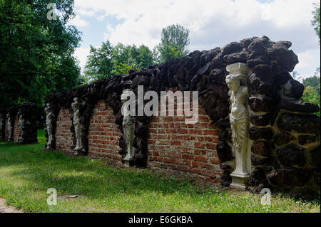 Ruines artificielles en paysage jardin accès près de Lowicz, Pologne, Europe Banque D'Images