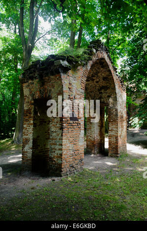 Ruines artificielles en paysage jardin accès près de Lowicz, Pologne, Europe Banque D'Images