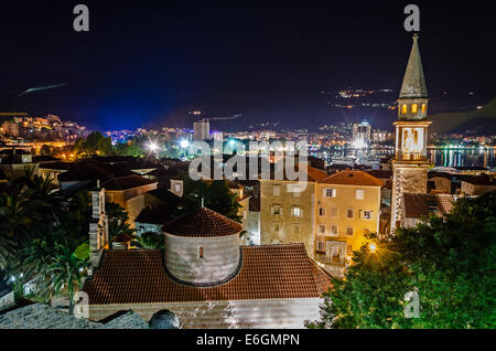 Vieille ville de Budva de nuit. Vue depuis la citadelle. Banque D'Images