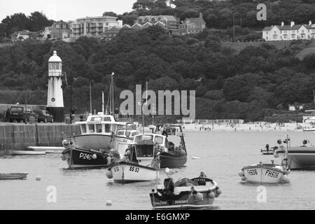 Une collection de petits bateaux de pêche dans le port de St Ives Cornwall en noir et blanc Banque D'Images