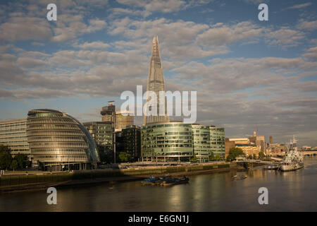 Londres, Royaume-Uni. 23 août 2014. L'Hôtel de ville et le gratte-ciel Shard baigné de soleil que Londres se réveille un beau matin au début du week-end férié. Credit : Patricia Phillips/Alamy Live News Banque D'Images