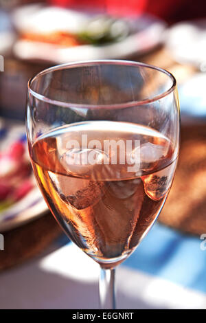 Verre de vin rosé avec de la glace, France. Banque D'Images