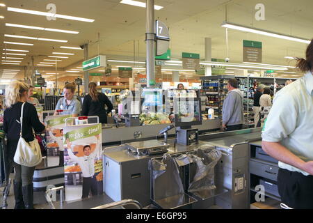 Commander au supermarché Woolworths store à Sydney New South Wales Australie,un grand woolworths la chaîne d'épicerie Banque D'Images