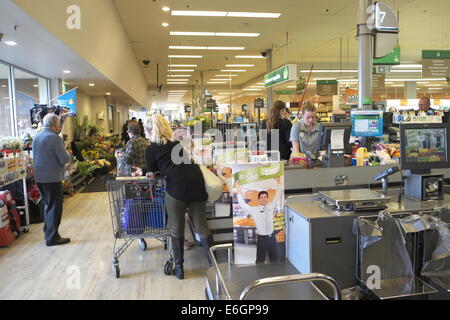 Dame à la caisse supermarché Woolworths store Sydney en Nouvelle Galles du Sud en Australie Banque D'Images