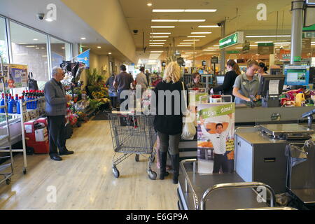 Payer pour les courses en supermarché Woolworths store Sydney en Nouvelle Galles du Sud en Australie Banque D'Images