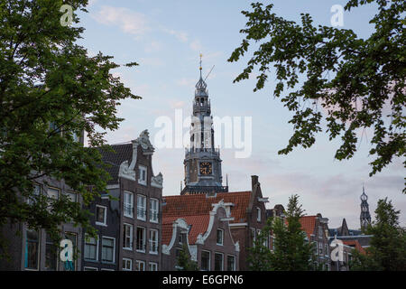 La Oude Kerk (la vieille église) à Amsterdam, l'humeur du soir vu de l'Oudezijds Voorburgwal de maisons anciennes à l'avant. Banque D'Images