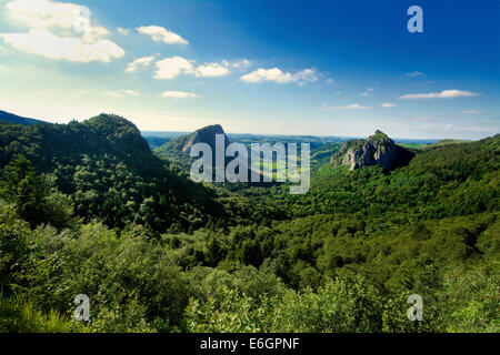 Tuilière et Sanadoire cheminées volcaniques dans le Massif du Sancy, Puy de Dome, Auvergne, France, Europe Banque D'Images