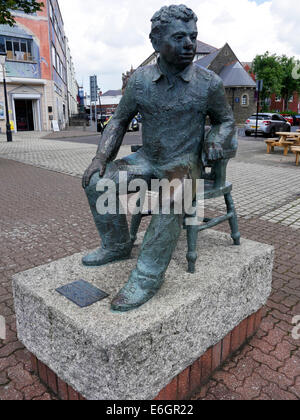 Statue de Dylan Thomas Dylan Thomas Centre extérieur de la Swansea au Pays de Galles Banque D'Images