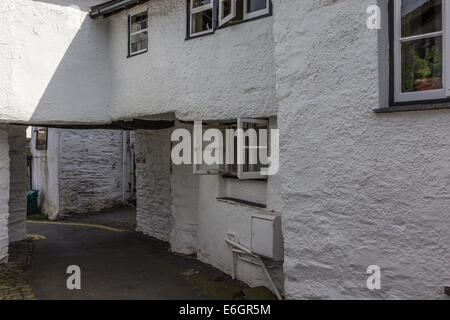 Ruelle avec Cottages blanchis à Hawkshead Lake District Cumbria. Banque D'Images