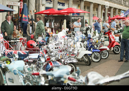 Mod All Weekender, Brighton 2014, Madeira Drive, Brighton, East Sussex, ROYAUME-UNI . Il s'agit d'un rassemblement de la culture Mod britannique événement annuel sur la côte sud de l'Angleterre avec le scooter classique comme mode de transport choisi. 23 août 2014 David Smith Alamy Live News Banque D'Images