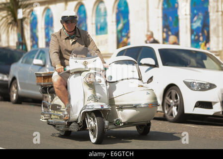 Mod All Weekender, Brighton 2014, Madeira Drive, Brighton, East Sussex, ROYAUME-UNI . Il s'agit d'un rassemblement de la culture Mod britannique événement annuel sur la côte sud de l'Angleterre avec le scooter classique comme mode de transport choisi. 23 août 2014 David Smith Alamy Live News Banque D'Images