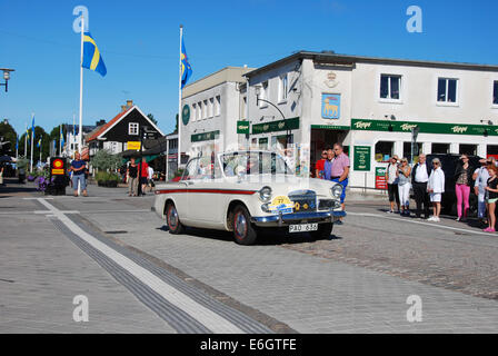 Sunbeam Rapier DHC (1960) en oldtimer rallye automobile dans la ville Borgholm en Suède Banque D'Images