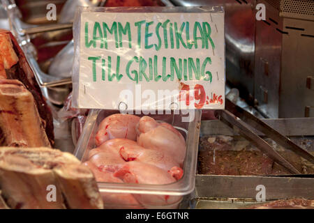 Les testicules d'agneau à la vente à une boucherie à Stora Saluhallen, le plus grand marché couvert de Göteborg, Suède. Banque D'Images
