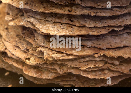 Knäckebrot suédois fraîchement cuits à une boulangerie de Stora Saluhallen, le plus grand marché couvert de Göteborg, Suède. Banque D'Images